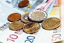 Mehrere Euroscheine und Münzen