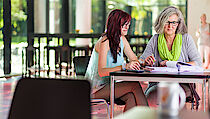 Zwei Frauen lernen gemeinsam an einem Tisch