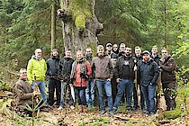 Gruppenfoto der Tischlermeister im Wald