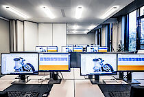 IT-Schulungsplätze am ELBCAMPUS mit je zwei Monitoren