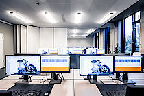 IT-Schulungsplätze am ELBCAMPUS mit je zwei Monitoren
