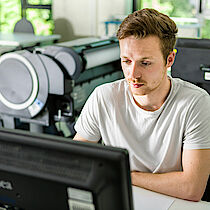 Ein ELBCAMPUS Teilnehmer arbeitet im PC-Raum