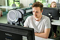 Ein ELBCAMPUS Teilnehmer arbeitet im PC-Raum