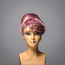 Frisierkopf aus einer Meisterprüfung mit langen rosa Haaren