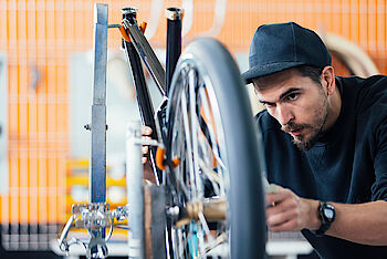 Ein Mann repariert ein Fahrrad