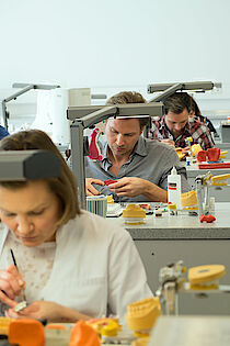 Meisterschülerinnen und Meisterschüler arbeiten konzentriert im Zahntechniklabor