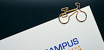 ELBCAMPUS Briefbogen mit einer Büroklammer in Fahrradform