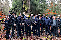 Gruppenfoto angehender Zimmerermeister mit Waldexperte
